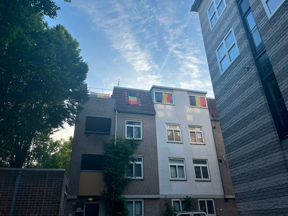 In de oranje stad hangt ineens rood‑geel‑zwart: ‘Maar verliezen ze, dan ...