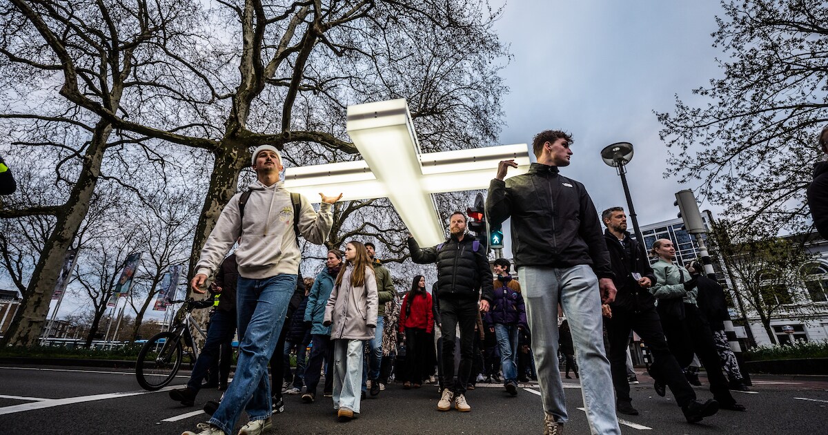 Met zo’n groot verlicht kruis door Arnhem sjouwen, daar trap ik niet in ...