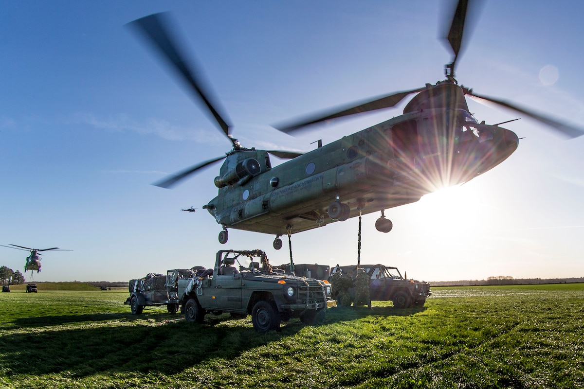 Oefeningen van Defensie op vliegveld Deelen.