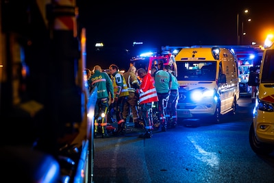 Schietincident: vrouw (24) zwaargewond op busbaan, politie zoekt weggerende man