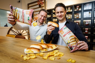 Zo maakten twee broers van een 1 aprilgrap een hit: 125.000 zakken worstenbroodchips verkocht