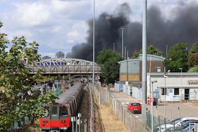 Grote brand nabij Wembleystation in Londen