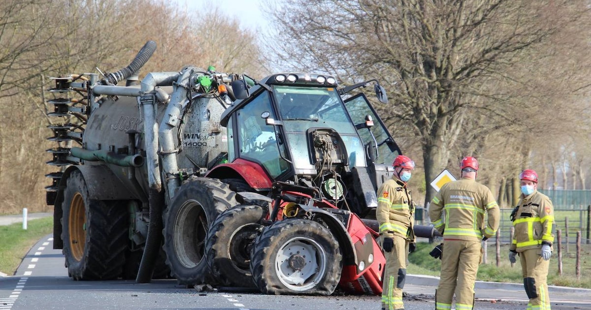Flinke ravage bij botsing: tractor breekt doormidden
