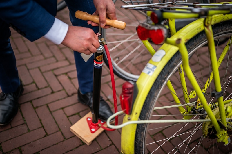 De bekende fietspomp die in Arnhem wordt gemaakt gaat als cadeau naar de Tweede Kamer.