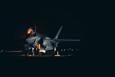 Nee, geen vuurwerk… het zijn F‑35’s die in het donker op kerktorens leren navigeren