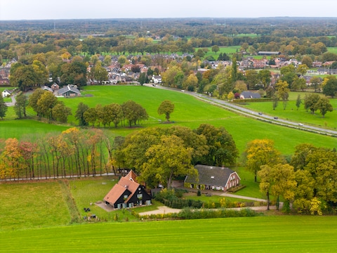 Op een erf aan de Albergerweg in Zenderen heeft een man een boom gekapt zonder vergunning.