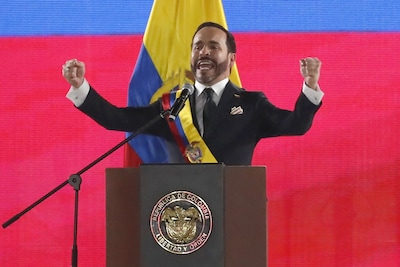 Nieuwe rechtse Colombiaanse president De la Espriella beëdigd, belooft harde strijd tegen drugshandel