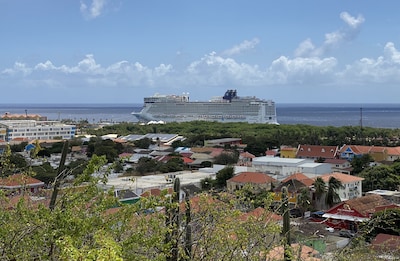 Gevoelige klap voor Curaçao, cruiseschip laat eiland links liggen: ‘Iedereen lijdt eronder’