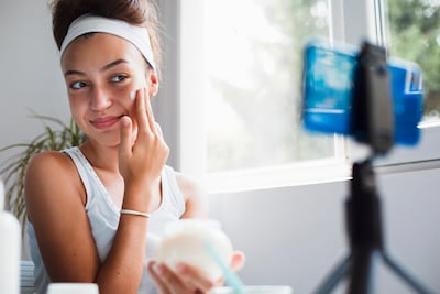 Vrouwen stoppen een week met ‘gewone’ make-up en shampoo, en dan gebeurt er iets opvallends