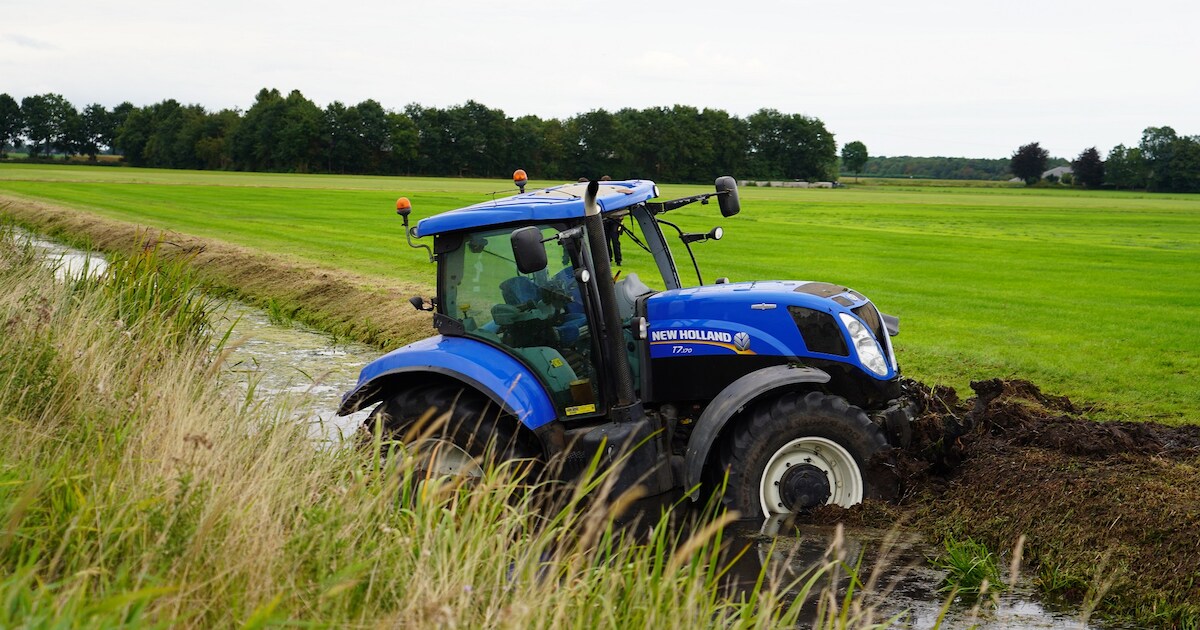 Tractor belandt in sloot in Terheijden, bestuurder gewond naar ziekenhuis