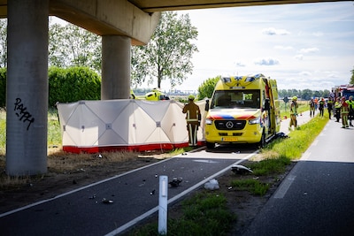 Automobilist komt om na botsing tegen pilaar van viaduct in Lijnden