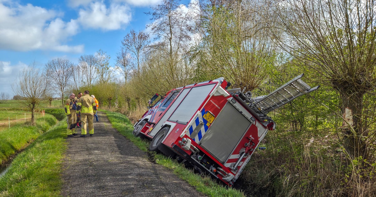 Brandweerauto rijdt slootje in na spoedrit voor omgeslagen boot op Eem in Soest