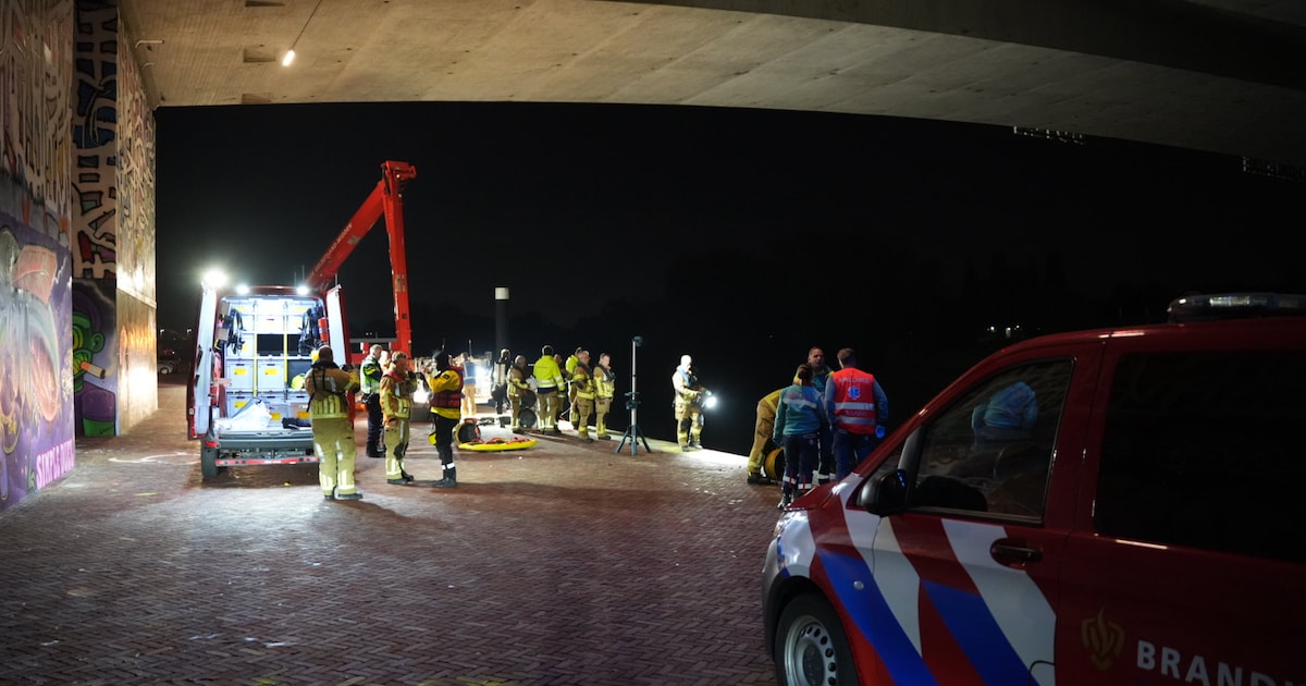 Voorbijgangers horen 'plons', hulpdiensten zoeken in Arnhem naar mogelijke drenkeling