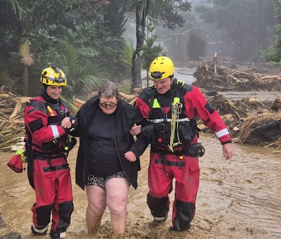 Māori’s vangen Sjaak en Hessel op na overstromingen, als dank maken ze hutspot: ‘Iedereen zorgt voor elkaar’