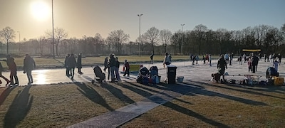Veel ijsbanen zitten dicht, maar niet die in Aalten: ‘De eerste 300 man staan al op het ijs’