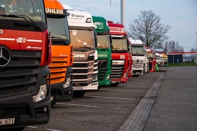 Sector slaat alarm over parkeerchaos voor vrachtwagens: elke avond volle plekken langs snelwegen