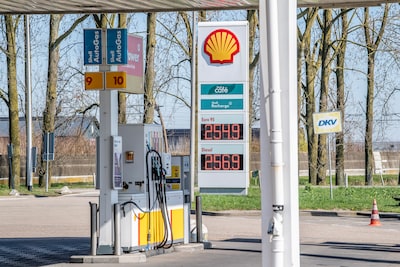 Dat is dan 111,07 euro: tanken langs de snelweg voor 2,56 euro per liter doet bijna niemand meer