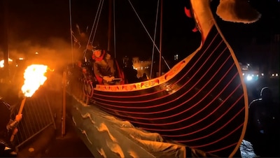 KIJK | Straat vol fakkels en schepen tijdens Schots Vikingfestival