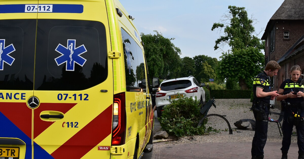 Uur vertraging op de A58 na ongeluk, auto belandt op zijn kop op de snelweg.