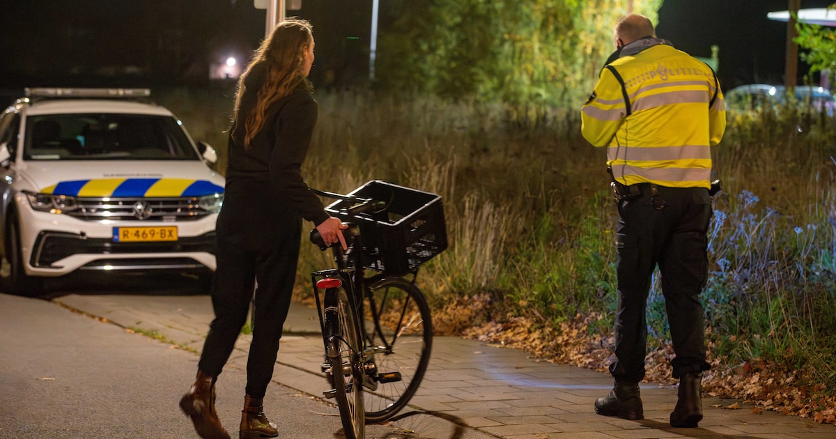 Tientallen fietsers zonder verlichting de klos bij grote controle in Deventer