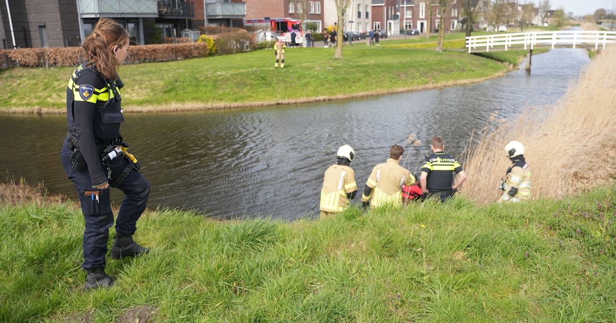 Tiener belt direct hulpdiensten als hij in Bunschoten man in het water ziet liggen
