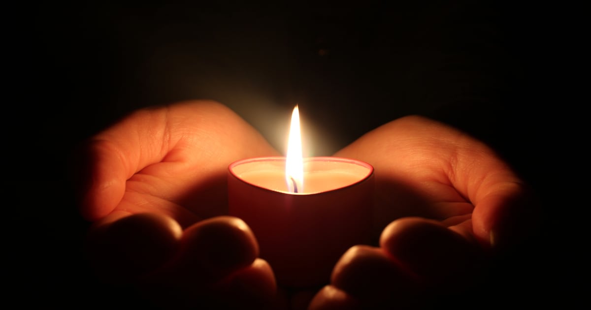 Dierbaren herdenken bij Lichtjesavond in Baarn