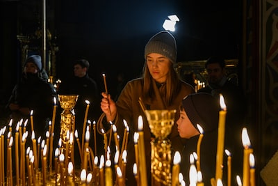 Strijdbare Oekraïners zingen beroemd kerstlied in ruïne gebombardeerde elektriciteitscentrale
