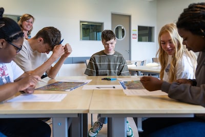 Djan (20) staat blind voor de klas: hij ziet niets, maar heeft alles door