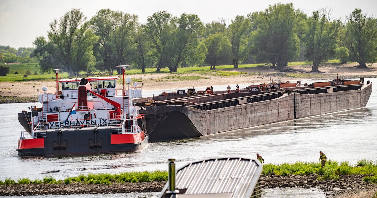 Tankschip en boot botsen op Waal, flinke schade aan beide schepen
