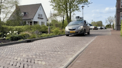 Met luidsprekers op het dak rijdt Willem (78) door het dorp om nieuws te verspreiden... ook om 08.00 uur ’s ochtends