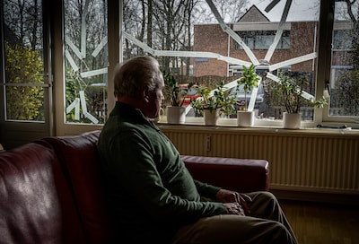 Twee jongens filmen terwijl ze stenen door Wims (72) raam gooien: ‘Ik stond te trillen op mijn benen’