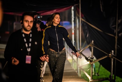 Roxy Dekker laat de festivaltent van Lingepop uitpuilen: ‘Ze zwaaide naar ons!’