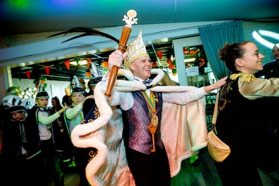 Mag een prins carnaval volop feesten? ‘Als ik een spa rood aangeboden krijg, is dat nodig’