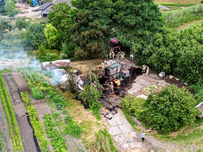 Grote rookwolken bij brand in schuur en houten kisten in Culemborg