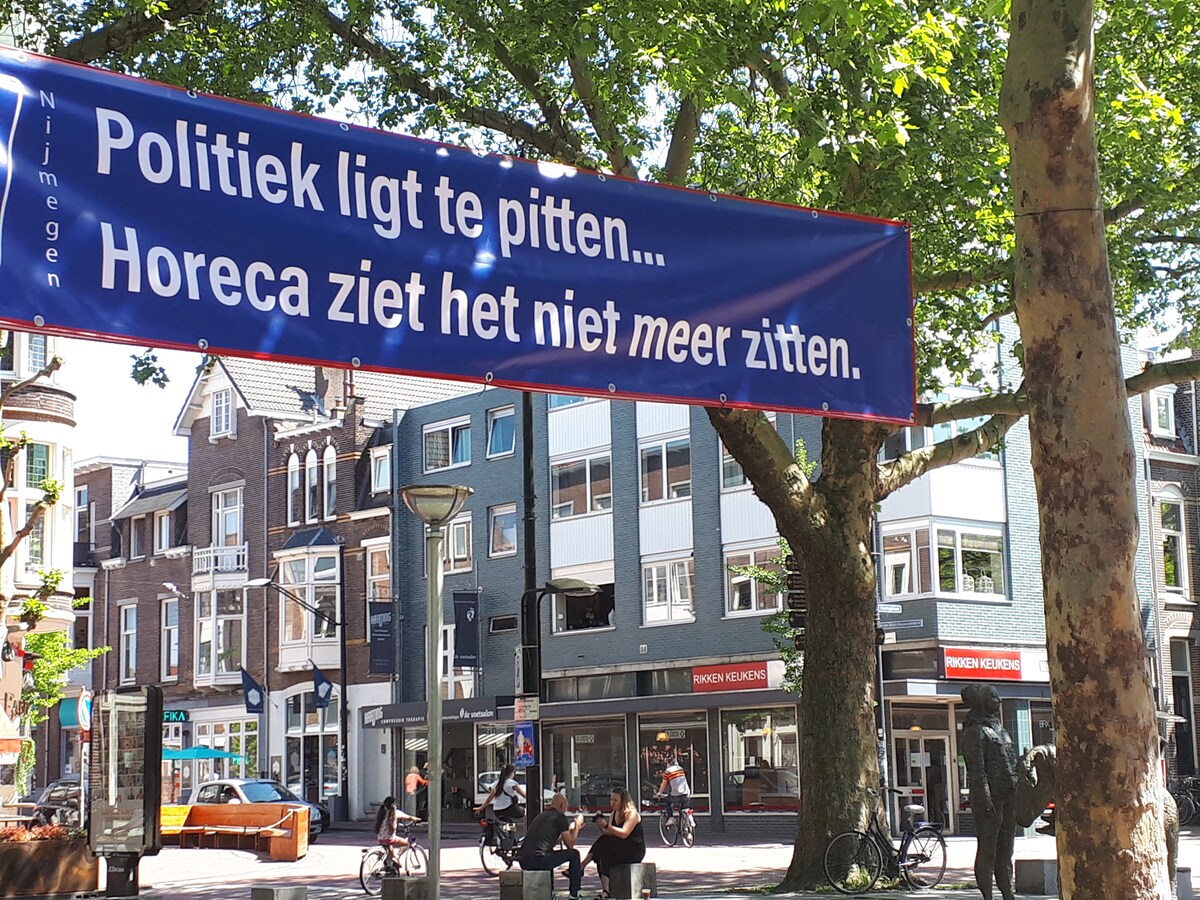Een spandoek op het ‘Faberplein’ in hartje Nijmegen, een actie van horeca-ondernemers in stad en regio.