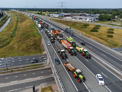 Politie begeleidt blokkerende boeren van A35 af: ‘Vanwege filevorming en warmte was dit grootste prioriteit’