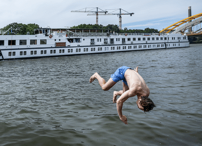 Er wordt volop gezwommen in het Amsterdam-Rijnkanaal, maar gevaren zijn niet mals: ‘Schip ligt nooit