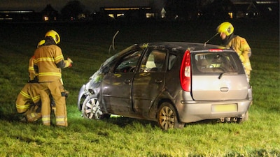 Auto belandt in weiland in Lith, bestuurder naar ziekenhuis