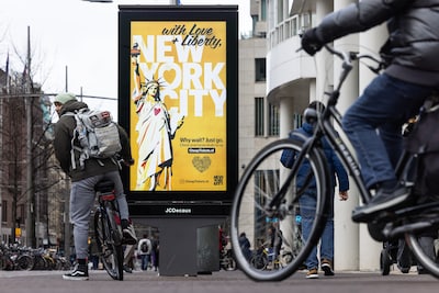Den Haag had wereldprimeur, maar wil alweer af van verbod op reclames voor vliegreizen en benzineauto’s