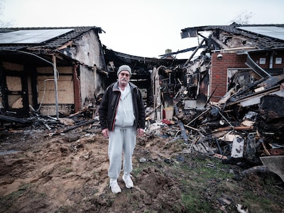 Marco (68) schrikt elke keer van donaties na verwoestende brand: ‘Ik ben niet gelovig, maar kijk nu wel eens naar boven’