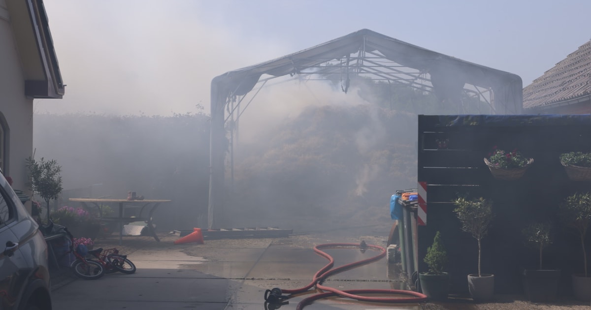 Veel rook door brand in hooiberg bij boerderij in Wekerom