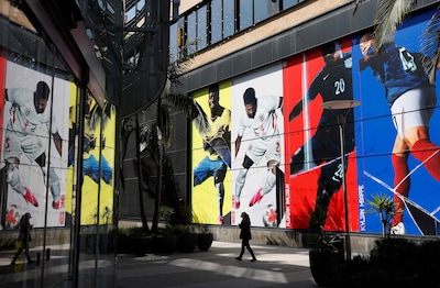 Nike weigert geld te betalen aan de FIFA en pompt daarom miljoenen in supersterren