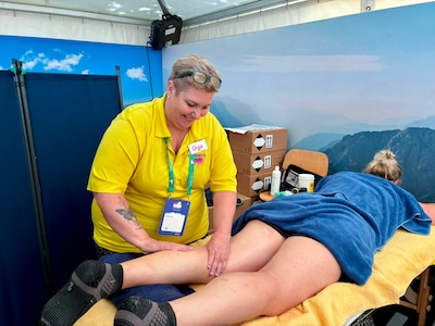 Olga geeft gratis massages tijdens de Vierdaagse: ‘Eigenlijk heet ik Patricia’