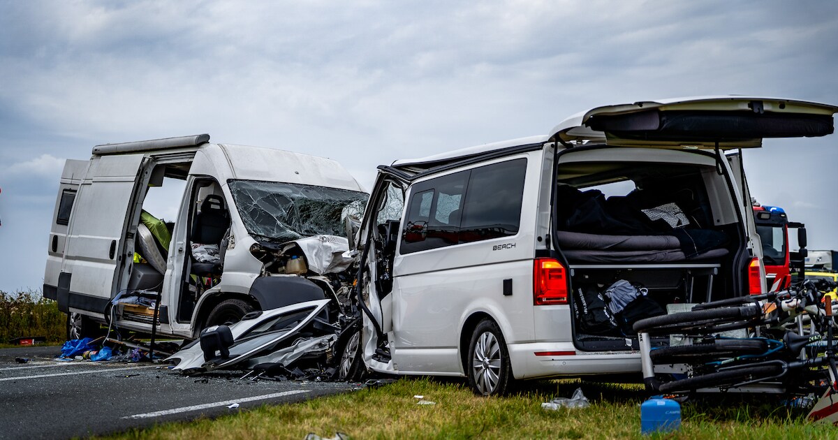 Zwaar ongeluk op Maas en Waalweg: frontale botsing tussen bestelbus en camper.
