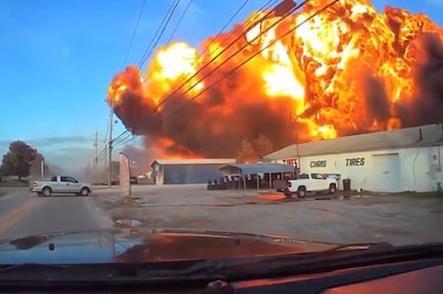 Huiveringwekkend: automobilist ziet vliegtuig vlak voor zich crashen en filmt dat