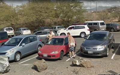 Een enge clown, ongelukken en middelvingers: man maakt tentoonstelling met foto’s van Street View