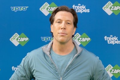 Ome Freek knuffelt pasgeboren nichtje en Leslie deelt trouwvideo