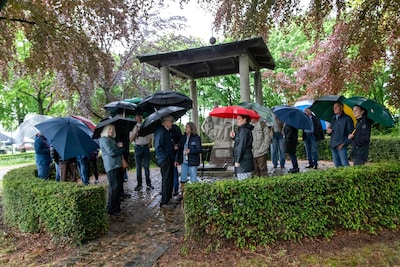 Herdenking met de nodige paraplu’s in Overloon en serenade in Oeffelt