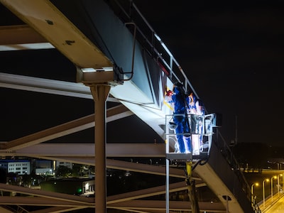 Vrachtwagens rijden ’s nachts urenlang heen en weer om constructie Merwedebrug te testen