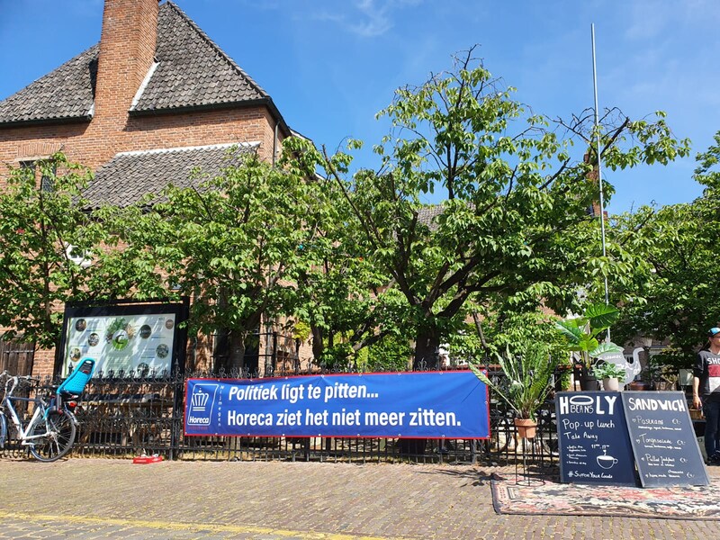 De hele stad Nijmegen hangt vol met de spandoeken.